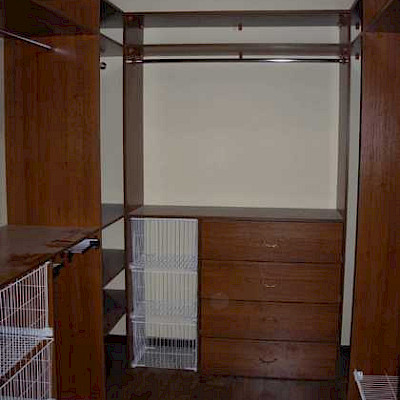 П-образная гардеробная комната с сетчатыми корзинами и ящиками